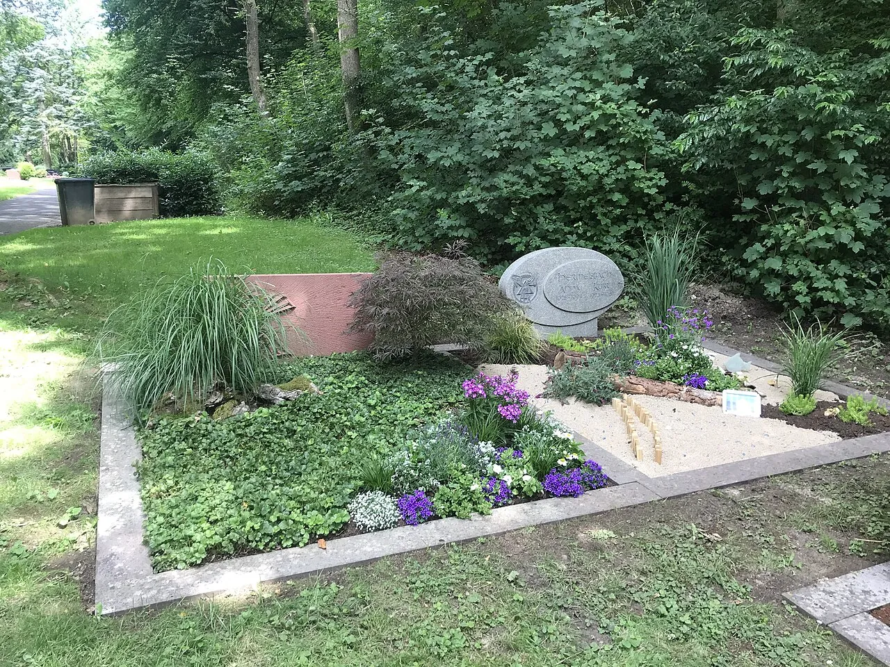Gepflegte Gräber auf dem Friedhof