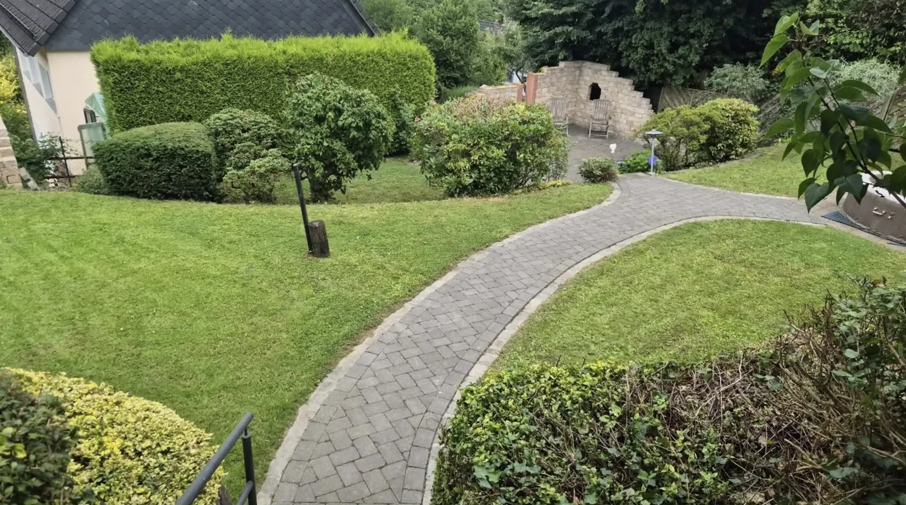 Von Philipp Lindenberg gepflegter Garten mit geschwungenem Weg und Buchsbaumhecken in Nümbrecht