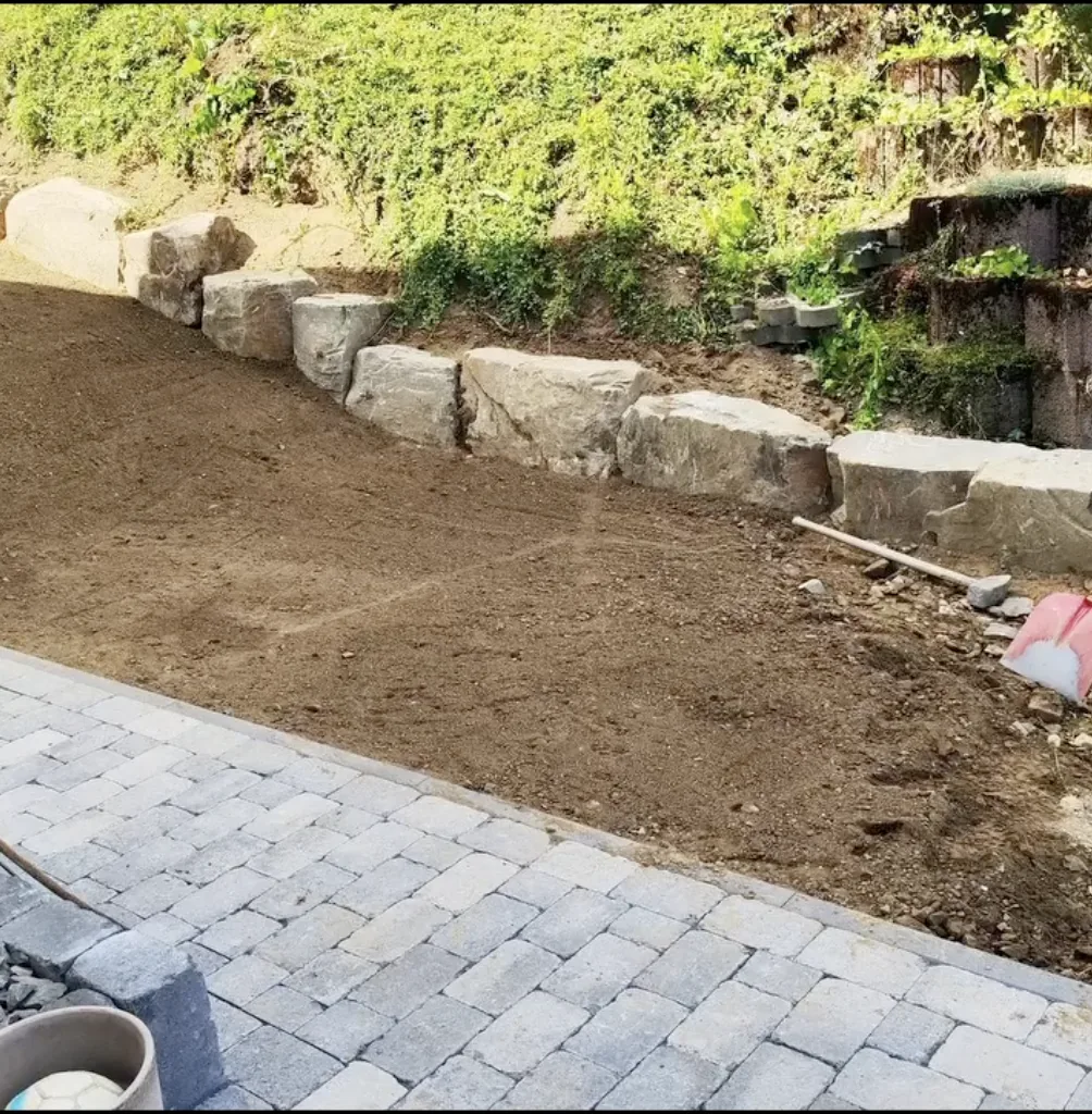 Gesetzte Natursteinmauer im Garten