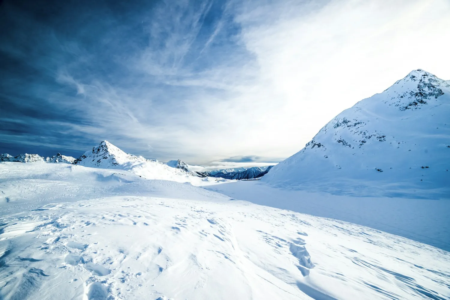 Geräumter Winterweg bei Schnee